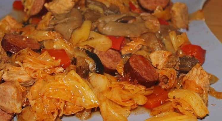 Pikante Ovenschotel Met Zuurkool, Gehakt en Chorizo